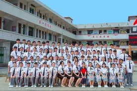 杭州家长质疑：小学毕业照收费300多不合理！家委会：你家娃可以不参加！图片