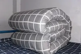 高校宿管部晚上10点查寝，要求被子必须叠好否则扣分，学校工作人员回应视频封面