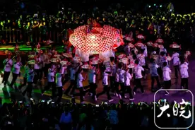 数万人在歙县徽州古城看鱼灯会图片