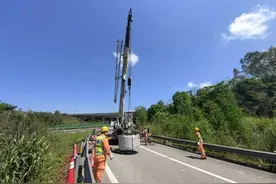 惊险！货车急转弯，9吨钢卷滚落高速匝道图片