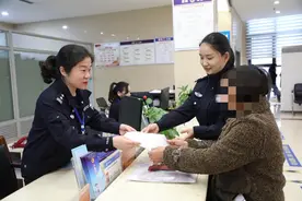 涉外10岁小男孩成功落户，小小锦旗见证警民“鱼水情”图片