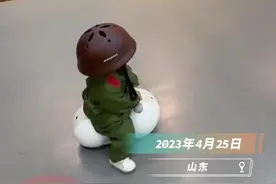 萌娃变身“小兵”骑车逛革命博物馆图片