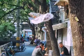 俞见|老街里的啤酒摊图片