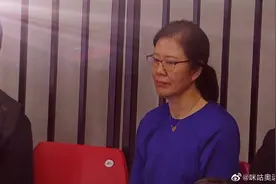 郎平现场观战斯坎迪奇，赛后与朱婷姚迪相聚图片