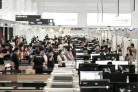 “五一”出行高峰即将到来，去机场请预留充足时间过安检图片