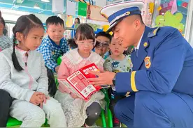 天津港保税区消防队员走进幼儿园送安全知识“大礼包”图片