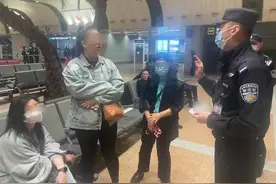 首都机场多人尾随跟拍追星，事后退票离开！警方传唤——图片