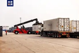 一万多吨水果乘中老铁路进入中国图片