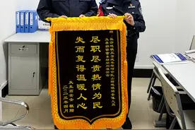 女子新买耳机遗失急得报警，长沙女辅警徒手翻垃圾桶帮她寻回图片