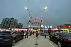 老挝冰咖啡、印度甩饼、巴基斯坦罐烧奶茶……看环联夜市新地标开业当天有啥新玩意图片