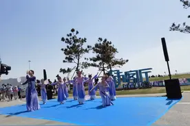 悠闲假期哪里过？石老人沙滩等你来！溜娃，看海，搭帐篷，还有演出可以看图片