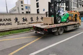 杭叉首台老旧柴油叉车替换成新能源叉车图片