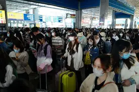 “五一”假期首日，昆明火车站迎来客流最高峰图片