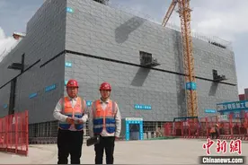 通讯： 建筑工地上的“95后”师父和“00后”徒弟这么过“五一”图片