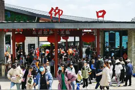 假期首日崂山风景区接待游客3.8万人次，新增5处免费停车场图片