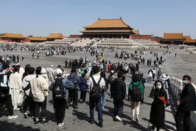 184万人次、1亿元，“五一”首日北京颐和园、天坛游客爆满，水立方、亮马河等亲水游升温图片