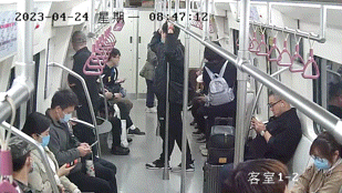 暖心！女孩地铁晕倒，他一路护送图片