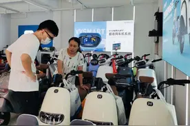 小长假催热新式出行 电动车短租市场升温图片