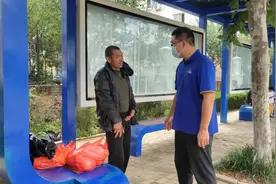 他可以在公交车上“跳舞”图片