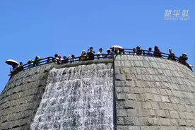 湖北宜昌：“五一”假日 三峡大坝景区人气爆棚图片