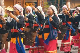 【高清图片】云南沧源2023年中国佤族司岗里“摸你黑”狂欢节上的幸福面孔图片