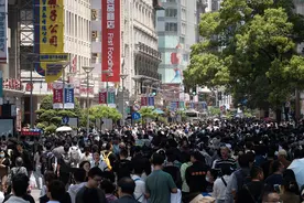 五一假期首日上海外滩客流超42万人次，警方全力保障安全图片