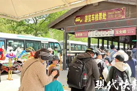 山下开辟10处临时停车场，花果山景区让游客玩得更舒心图片