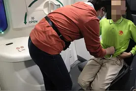 小学生航班上突发腹痛，广州援疆医生万米高空“出手”图片