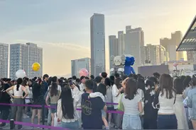 上百人排队拍Kaws，来长沙的游客都在打卡什么？图片