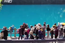 30秒｜五一假期四川九寨沟景区迎来客流小高峰 当日游客超3万人图片