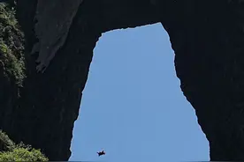 中国首位！“翼装飞人”张树鹏成功穿越张家界天门洞图片