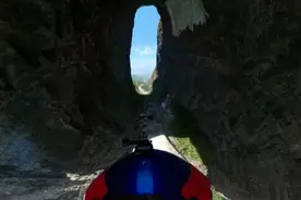 “没有什么比挑战自我更意义非凡”——张树鹏成功翼装飞行穿越天门洞图片