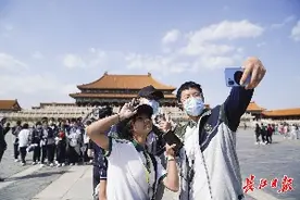 武汉高中生向故宫博物院武警战士敬礼，战士反应亮了图片