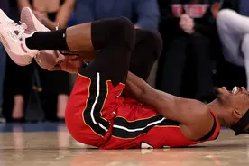 曝巴特勒受伤脚踝赛后已肿至棒球大小图片