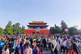 又见人从众，今年五一我在故宫复工了 | 新京报评论图片