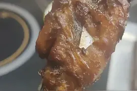 游客称在淄博烧烤中吃出美工刀片，市监局回应！图片