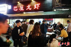 万松园美食街叫号声此起彼伏，小龙虾排队超1000桌图片