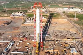 全球最长丙烷丙烯分离塔吊装成功，30秒回顾“巨无霸”直立过程图片