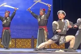 武生裤子脱落继续翻跟头，认真坦荡的人都会赢得满堂喝彩图片