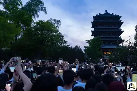 超然楼亮灯瞬间数千人举起手机场面震撼 网红打卡地五一“上新”了图片