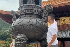 游客爬寺庙大香炉掏硬币给孩子？回应来了图片