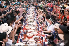 “世界最长的宴席”哈尼长街宴在云南墨江开席图片