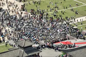 五一前3天横店影视城接待游客近50万人次 超历史同期图片