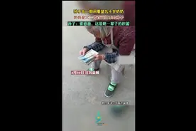 孙子五一期间看望九十岁奶奶，奶奶拿出一沓百元旧币给孙子图片