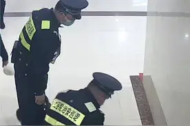 60岁女子被医院保安放倒在地，不满警方处理，起诉至法院图片