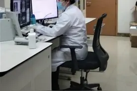 女子聚餐吃火锅时聊得太嗨，竟将掉进碗里的项链吞了进去图片