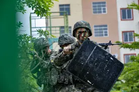 真打实练砺精兵！直击武警官兵综合战斗演练一线！图片