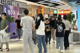 五一消费观察|餐馆不接受预约，想吃饭排队至少一个钟头图片