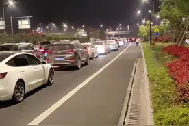 舟山群岛客流量过载致道路拥堵，游客：堵在岛上9个小时，太恐怖了图片