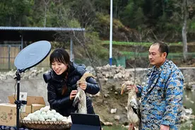 【图集】自我彷徨与自我认可：镜头下的女“村播”图片